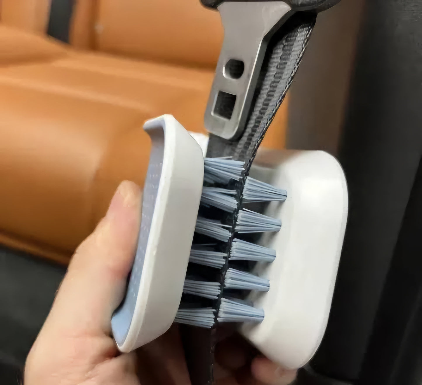 Tonyin Seatbelt Cleaning Brush